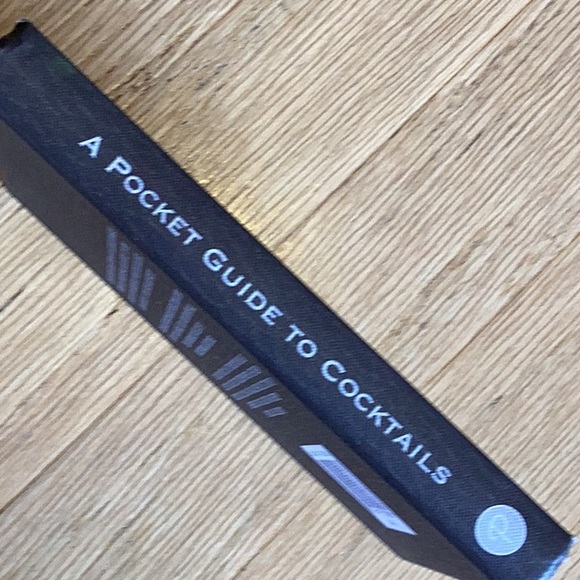 Superb collection of cocktails, color illustrations and instructions. - Picture 2 of 5